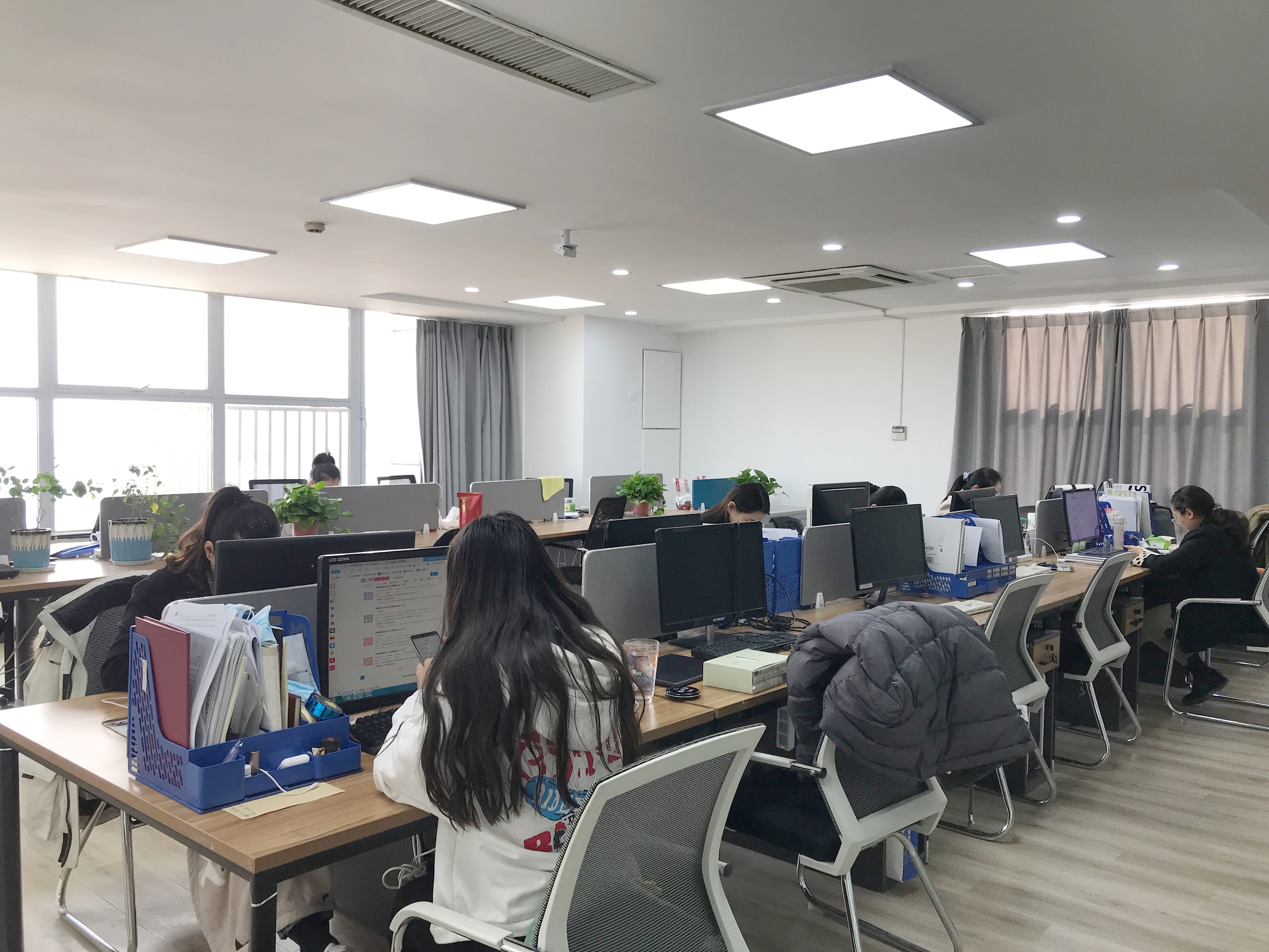 <b>助理办公室</b>